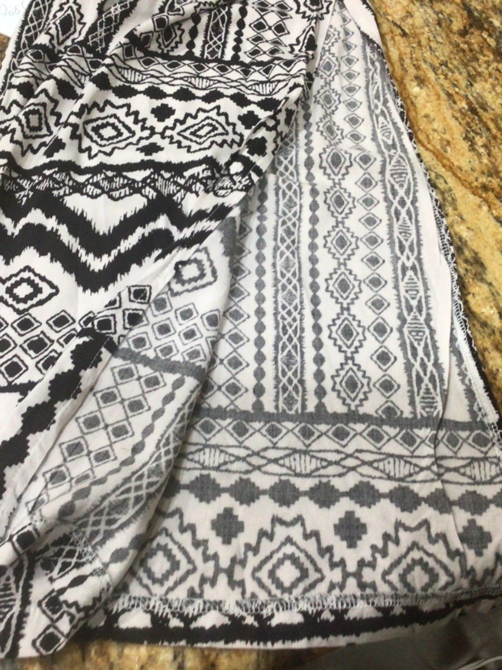 O’rageous wide leg palazzo pants in Geometric design. Size medium - Picture 7 of 7